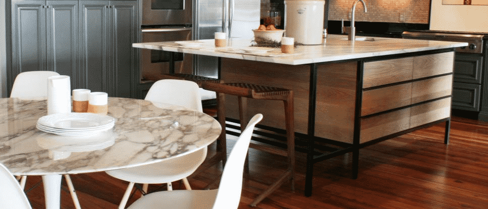Kitchen interior design that mixes wood, dark, and light tones