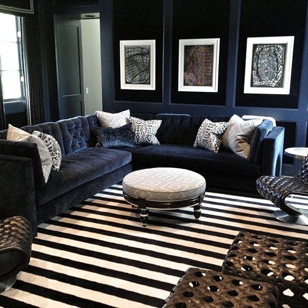 Black and white living room design with mixed textures and prints