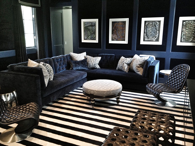 Black and white living room design with mixed textures and prints