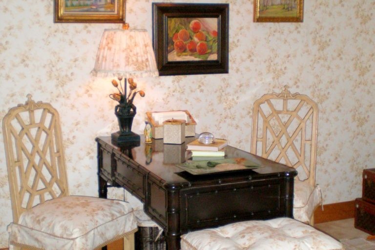 Traditional style desk area in a lake house