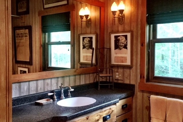 Rustic bathroom interior design with a large mirror