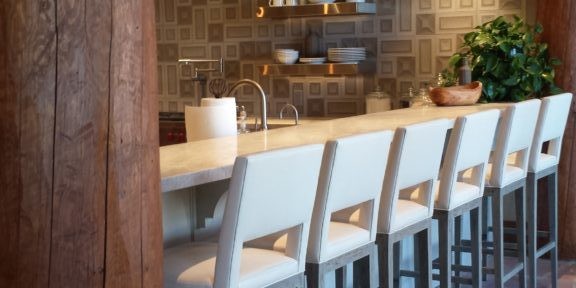 Modern lodge kitchen with Taj Mahal quartzite countertops