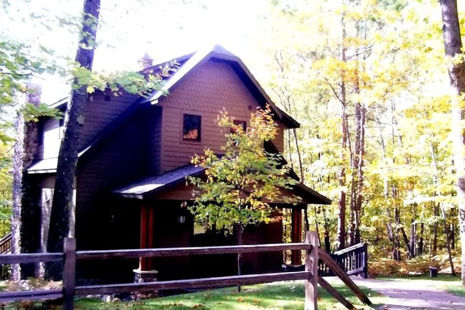 The front exterior of a lake house in Northwoods, Wisconsin